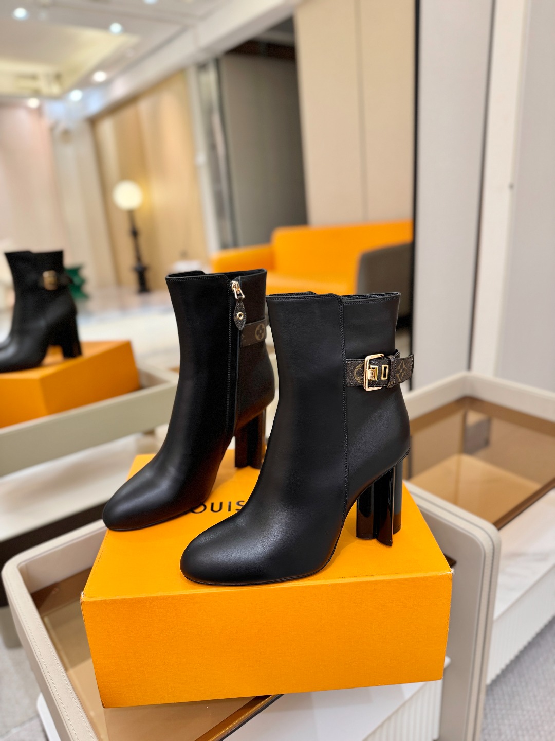 L✔️ 家 秋冬 专柜 走秀款短靴、官网系列同步更新、完美楦型+LV新元素扣子设计、女人味十足、高贵气质