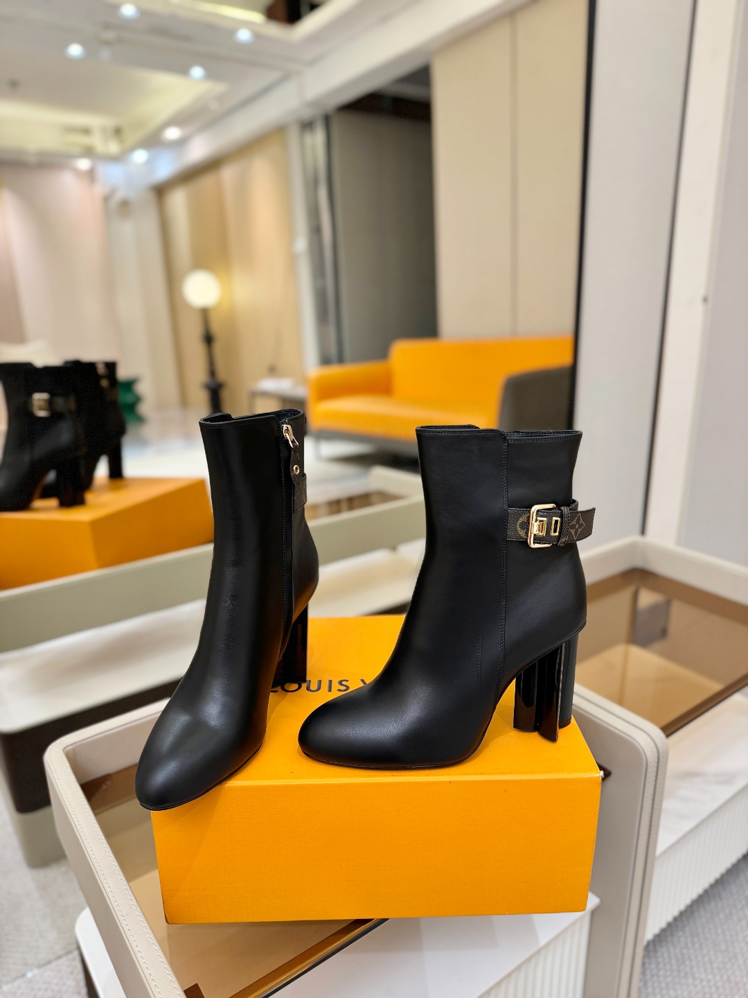 L✔️ 家 秋冬 专柜 走秀款短靴、官网系列同步更新、完美楦型+LV新元素扣子设计、女人味十足、高贵气质