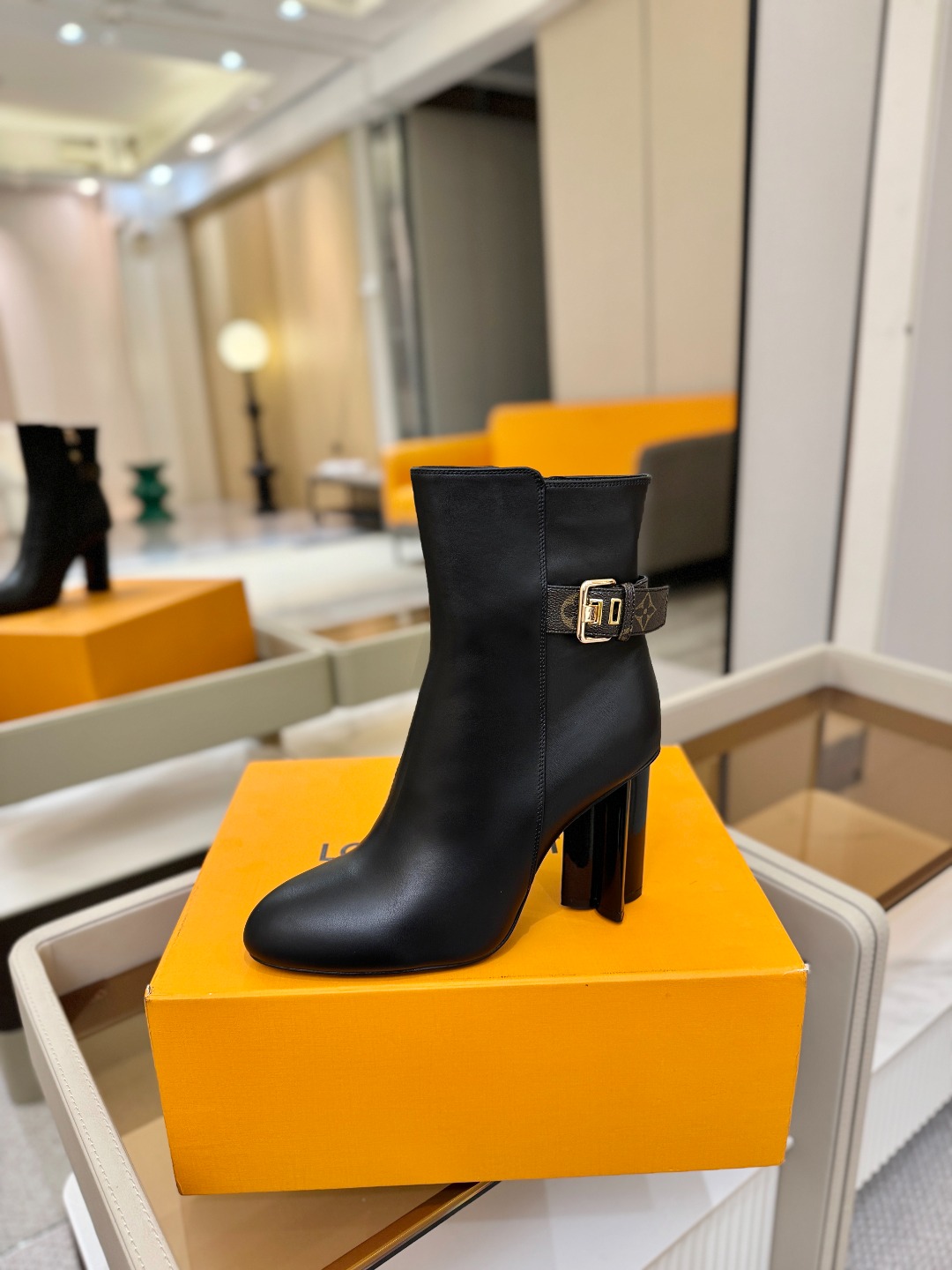 L✔️ 家 秋冬 专柜 走秀款短靴、官网系列同步更新、完美楦型+LV新元素扣子设计、女人味十足、高贵气质