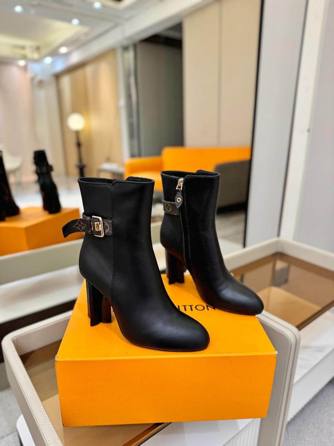 L✔️ 家 秋冬 专柜 走秀款短靴、官网系列同步更新、完美楦型+LV新元素扣子设计、女人味十足、高贵气质