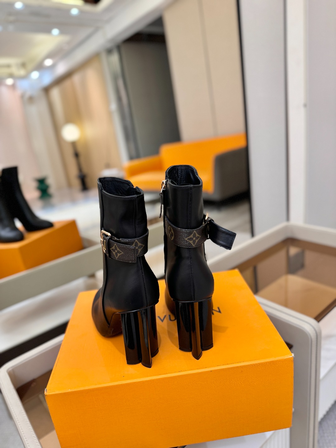 L✔️ 家 秋冬 专柜 走秀款短靴、官网系列同步更新、完美楦型+LV新元素扣子设计、女人味十足、高贵气质