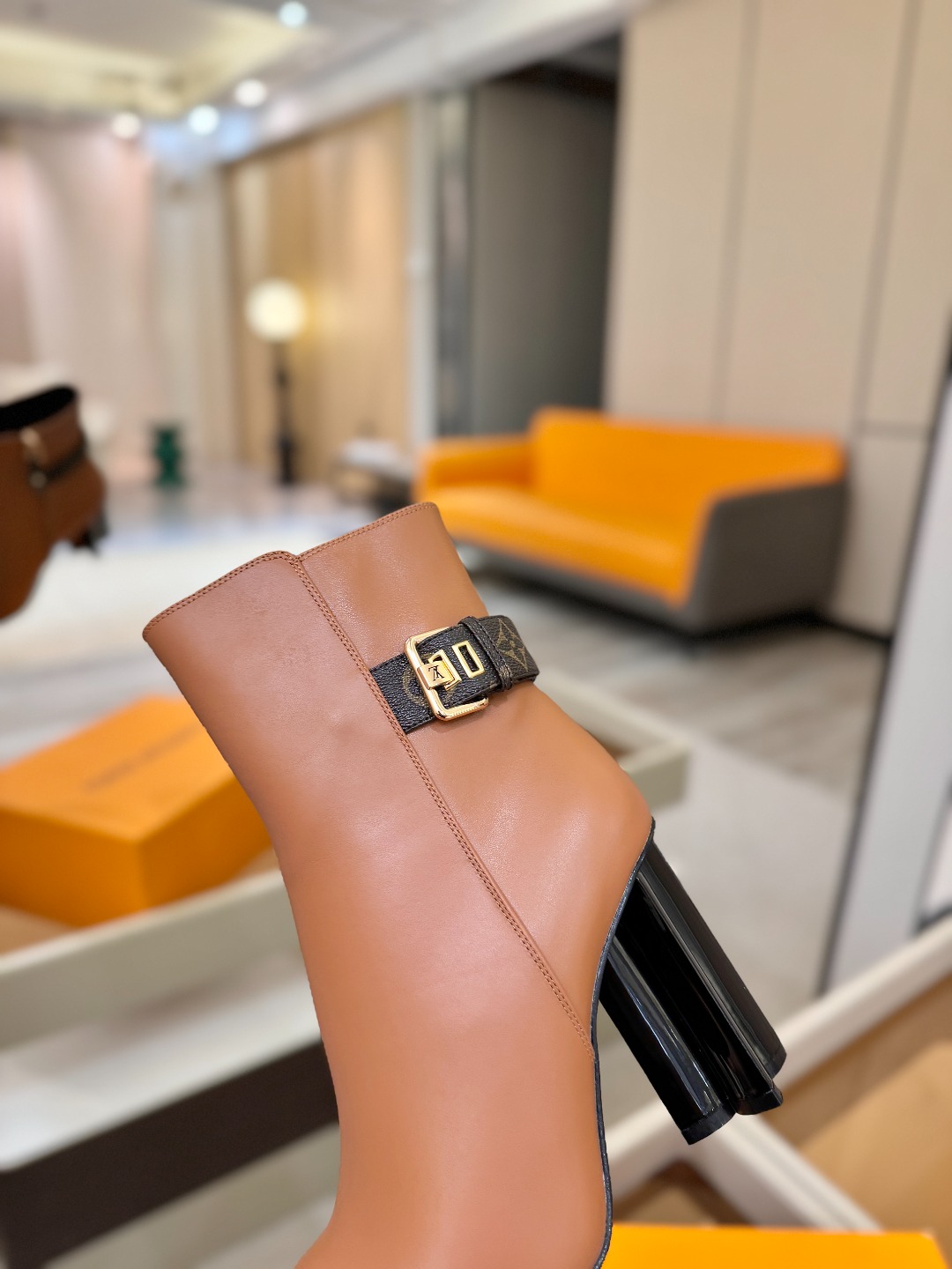 L✔️ 家 秋冬 专柜 走秀款短靴、官网系列同步更新、完美楦型+LV新元素扣子设计、女人味十足、高贵气质