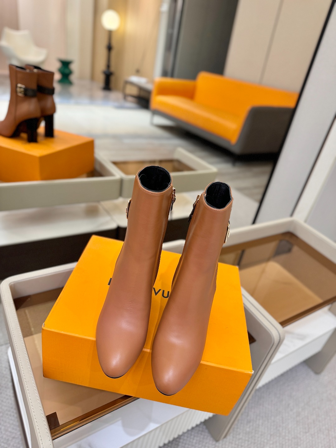 L✔️ 家 秋冬 专柜 走秀款短靴、官网系列同步更新、完美楦型+LV新元素扣子设计、女人味十足、高贵气质