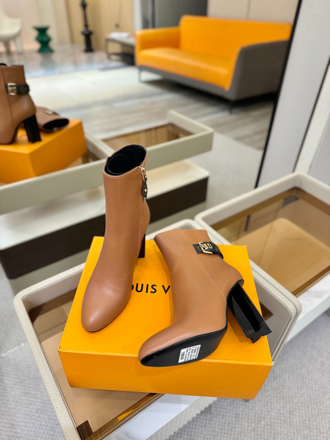 L✔️ 家 秋冬 专柜 走秀款短靴、官网系列同步更新、完美楦型+LV新元素扣子设计、女人味十足、高贵气质