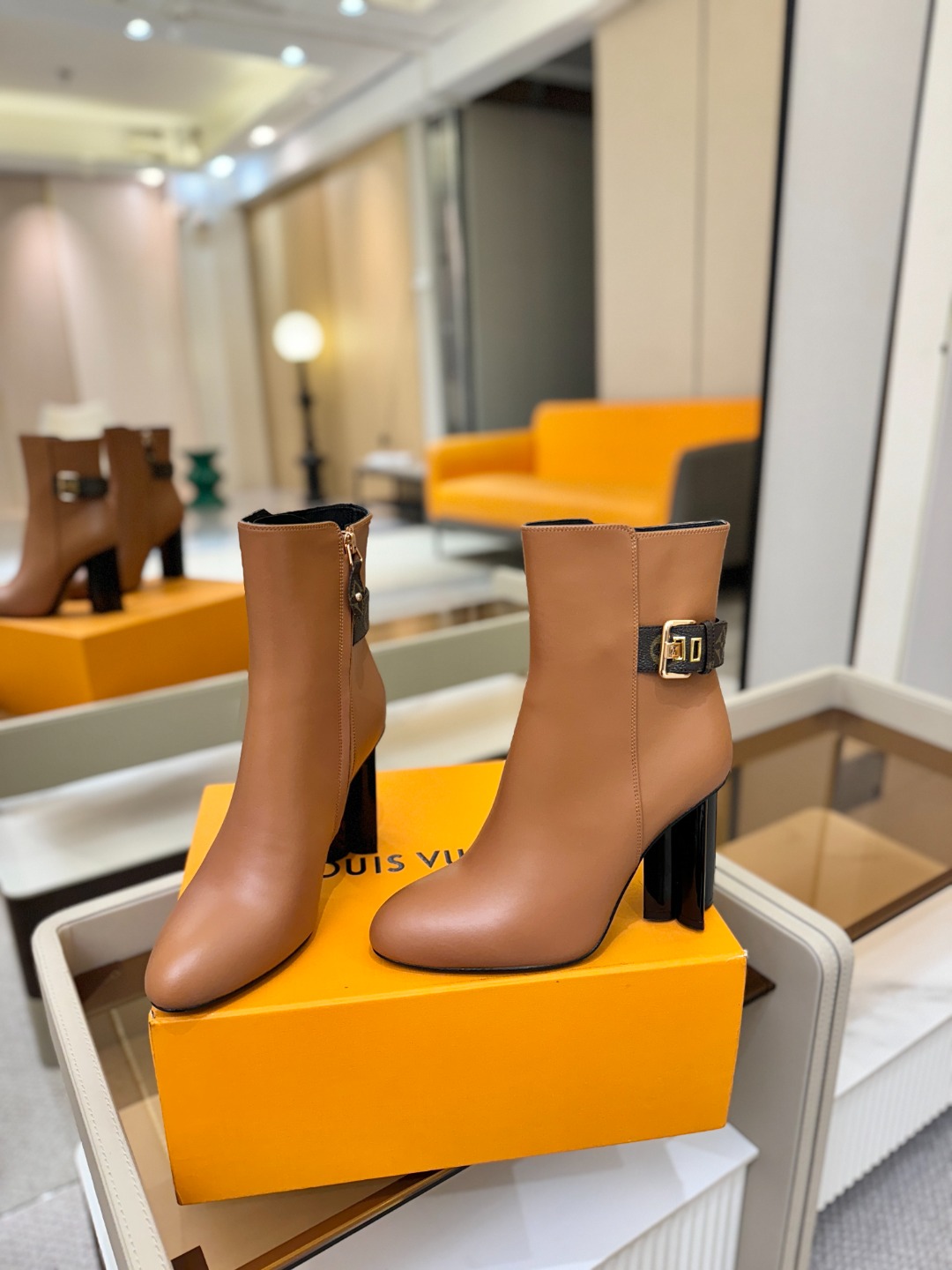 L✔️ 家 秋冬 专柜 走秀款短靴、官网系列同步更新、完美楦型+LV新元素扣子设计、女人味十足、高贵气质