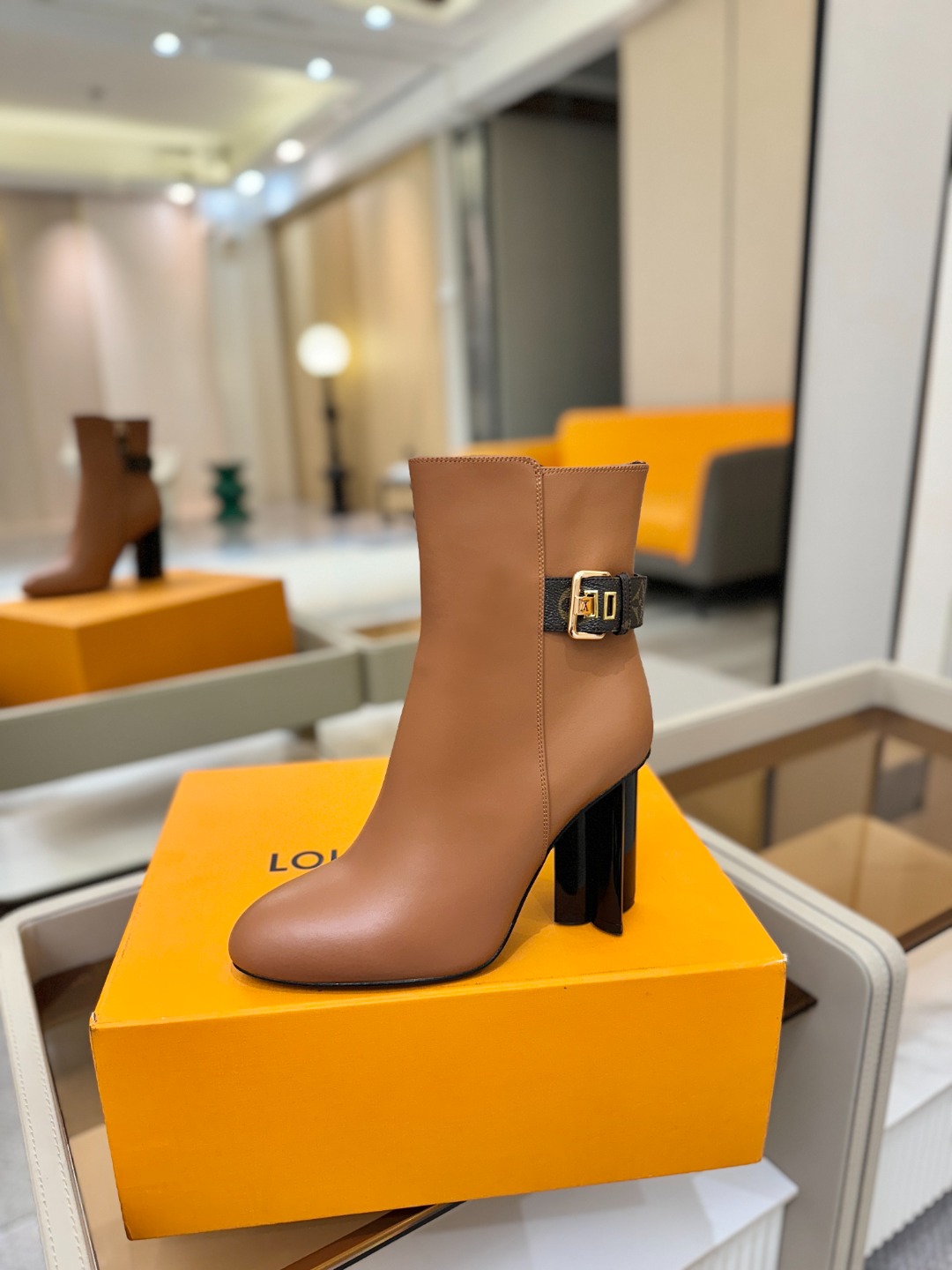L✔️ 家 秋冬 专柜 走秀款短靴、官网系列同步更新、完美楦型+LV新元素扣子设计、女人味十足、高贵气质