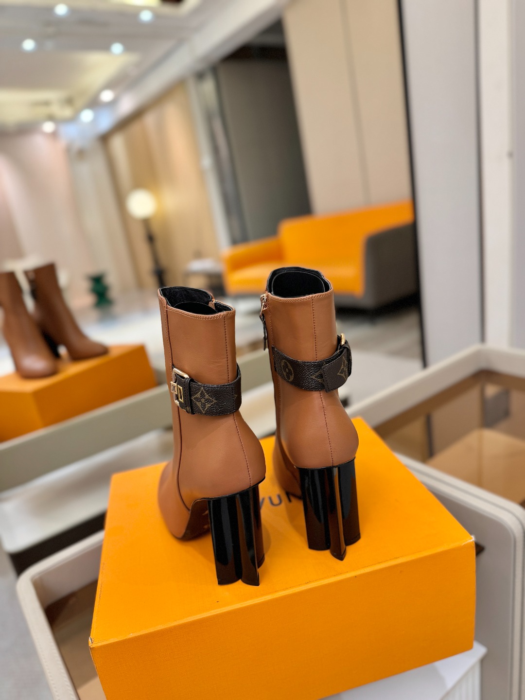 L✔️ 家 秋冬 专柜 走秀款短靴、官网系列同步更新、完美楦型+LV新元素扣子设计、女人味十足、高贵气质
