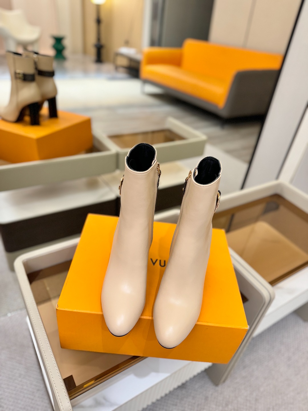 L✔️ 家 秋冬 专柜 走秀款短靴、官网系列同步更新、完美楦型+LV新元素扣子设计、女人味十足、高贵气质