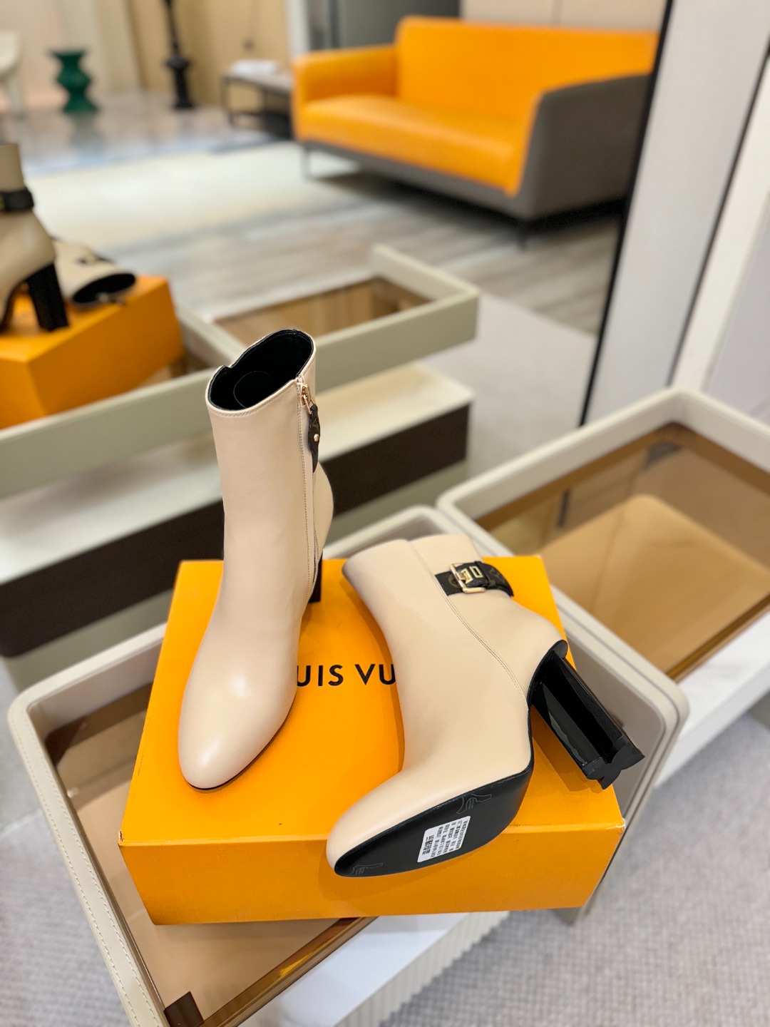 L✔️ 家 秋冬 专柜 走秀款短靴、官网系列同步更新、完美楦型+LV新元素扣子设计、女人味十足、高贵气质