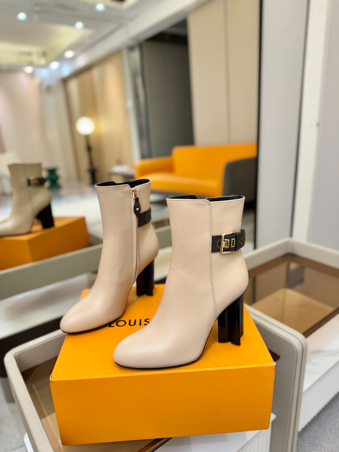 L✔️ 家 秋冬 专柜 走秀款短靴、官网系列同步更新、完美楦型+LV新元素扣子设计、女人味十足、高贵气质