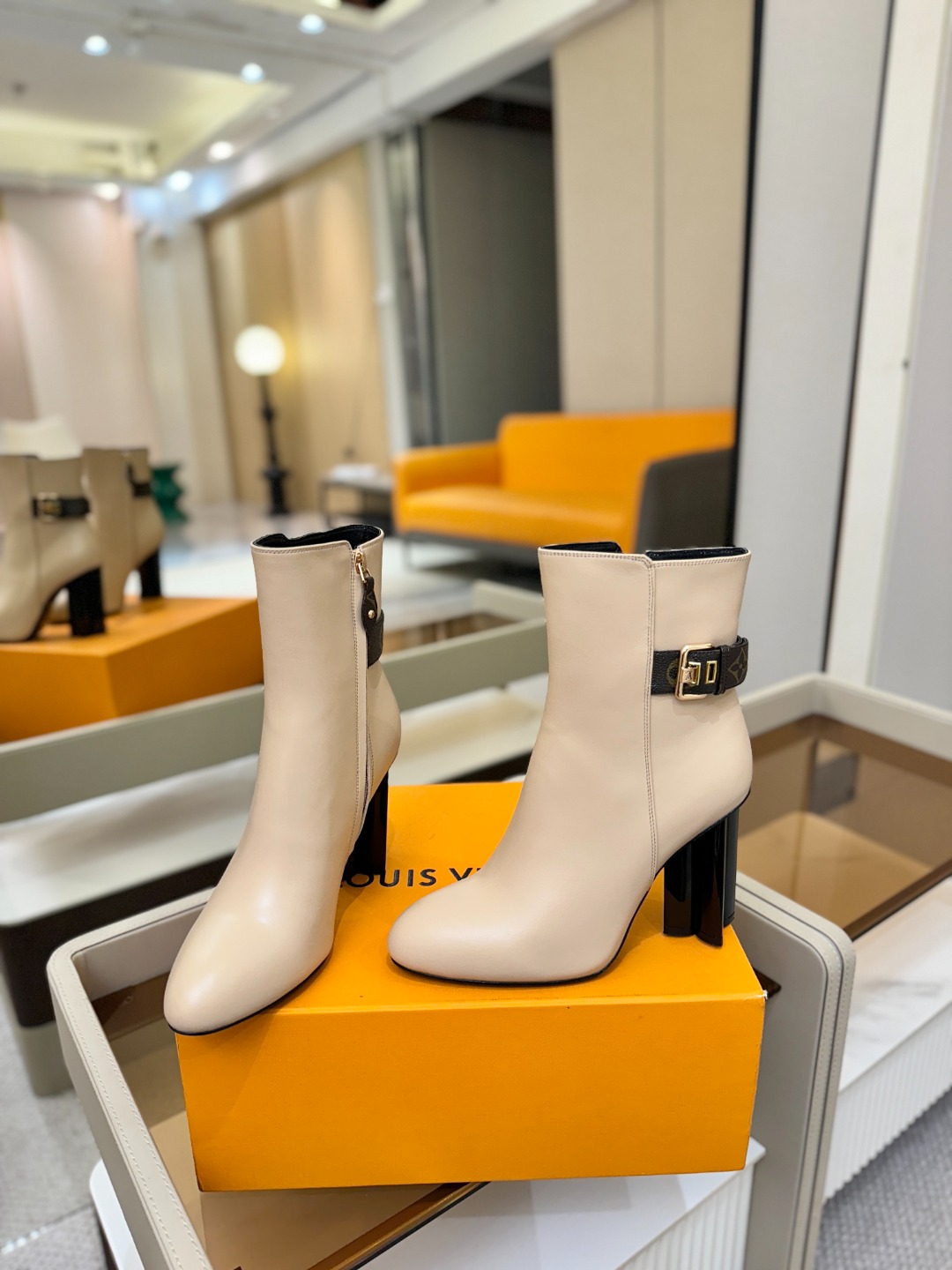 L✔️ 家 秋冬 专柜 走秀款短靴、官网系列同步更新、完美楦型+LV新元素扣子设计、女人味十足、高贵气质