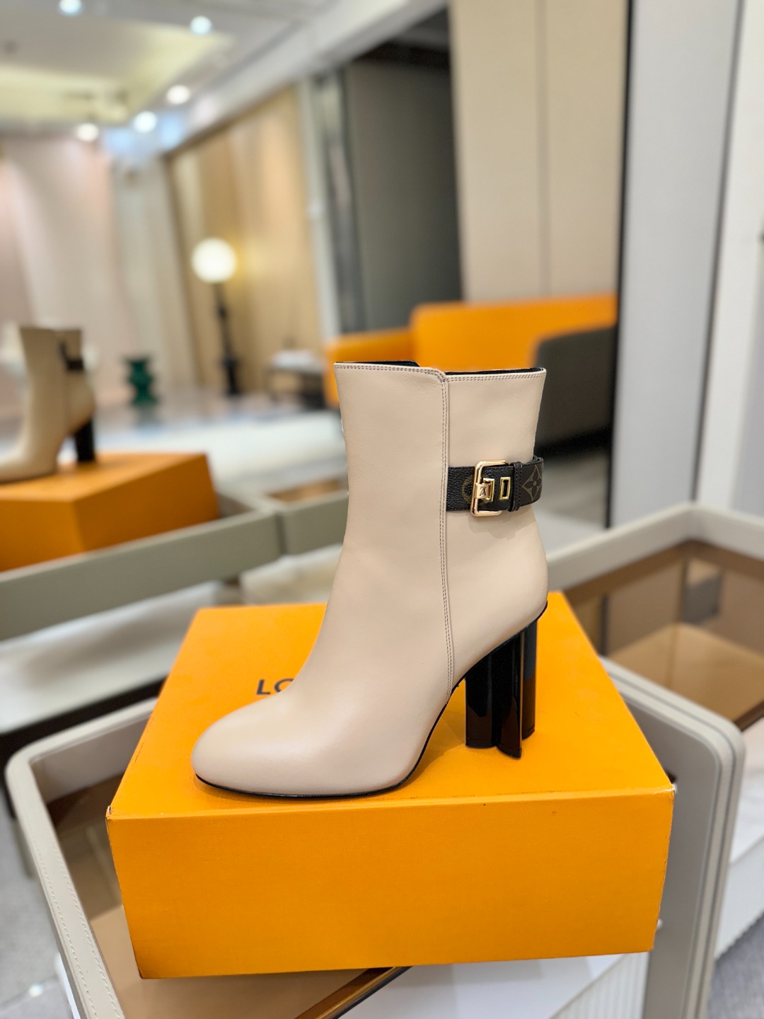 L✔️ 家 秋冬 专柜 走秀款短靴、官网系列同步更新、完美楦型+LV新元素扣子设计、女人味十足、高贵气质