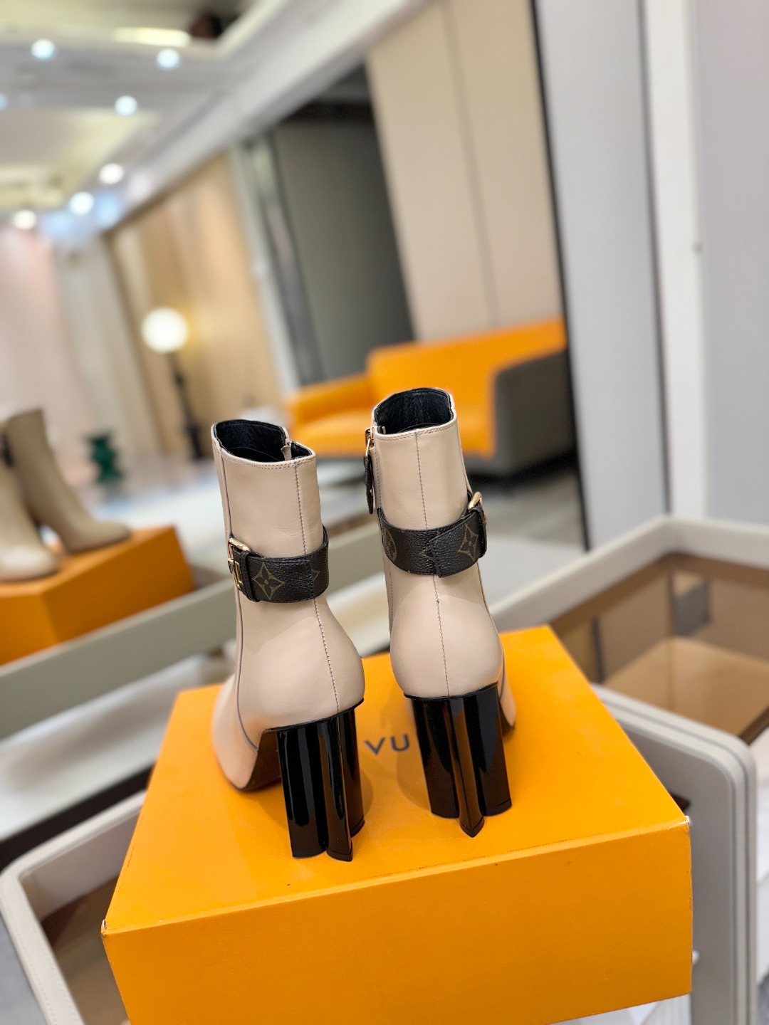 L✔️ 家 秋冬 专柜 走秀款短靴、官网系列同步更新、完美楦型+LV新元素扣子设计、女人味十足、高贵气质