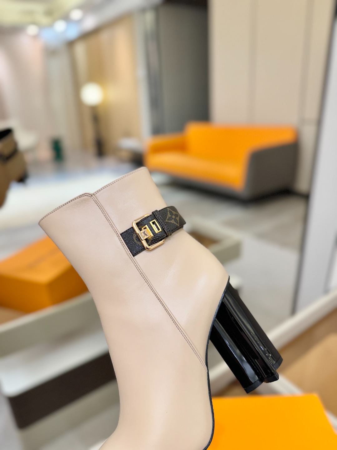 L✔️ 家 秋冬 专柜 走秀款短靴、官网系列同步更新、完美楦型+LV新元素扣子设计、女人味十足、高贵气质