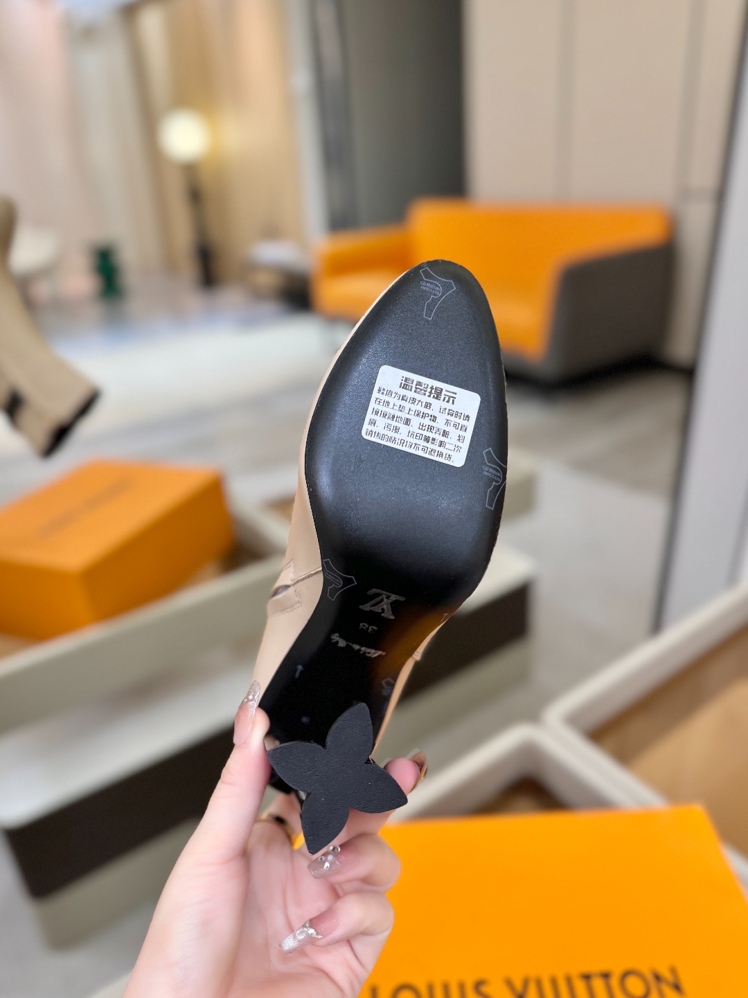 L✔️ 家 秋冬 专柜 走秀款短靴、官网系列同步更新、完美楦型+LV新元素扣子设计、女人味十足、高贵气质