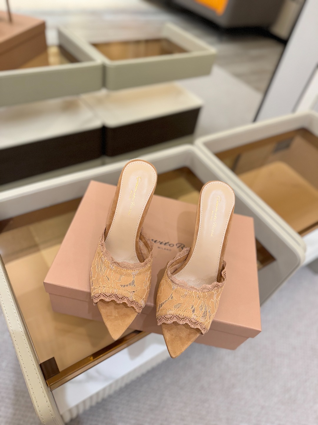 Gianvito rossi 经典款尖头电绣高跟鞋，它的出现就像夜空中最璀璨的星辰✨。经典的款式，永恒的