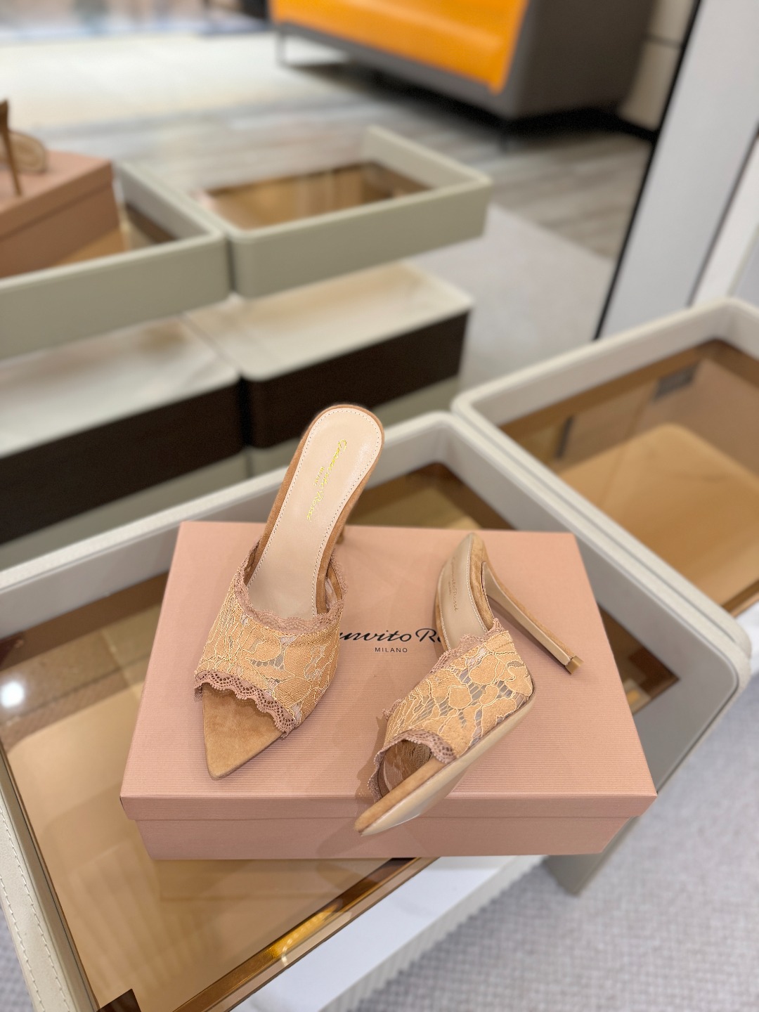 Gianvito rossi 经典款尖头电绣高跟鞋，它的出现就像夜空中最璀璨的星辰✨。经典的款式，永恒的