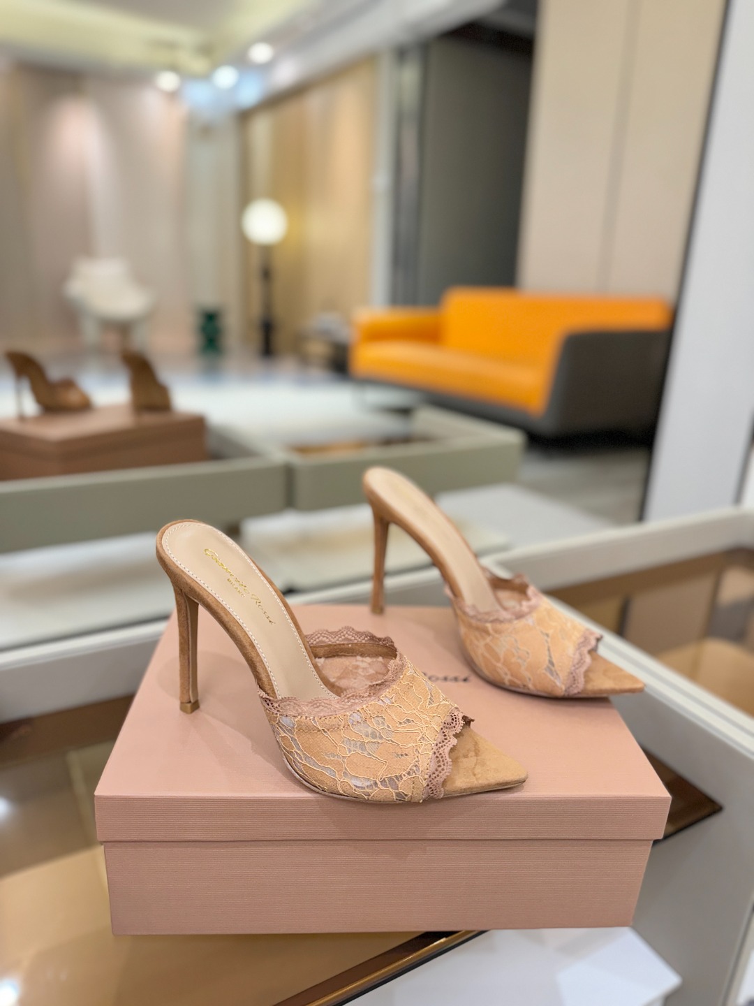 Gianvito rossi 经典款尖头电绣高跟鞋，它的出现就像夜空中最璀璨的星辰✨。经典的款式，永恒的