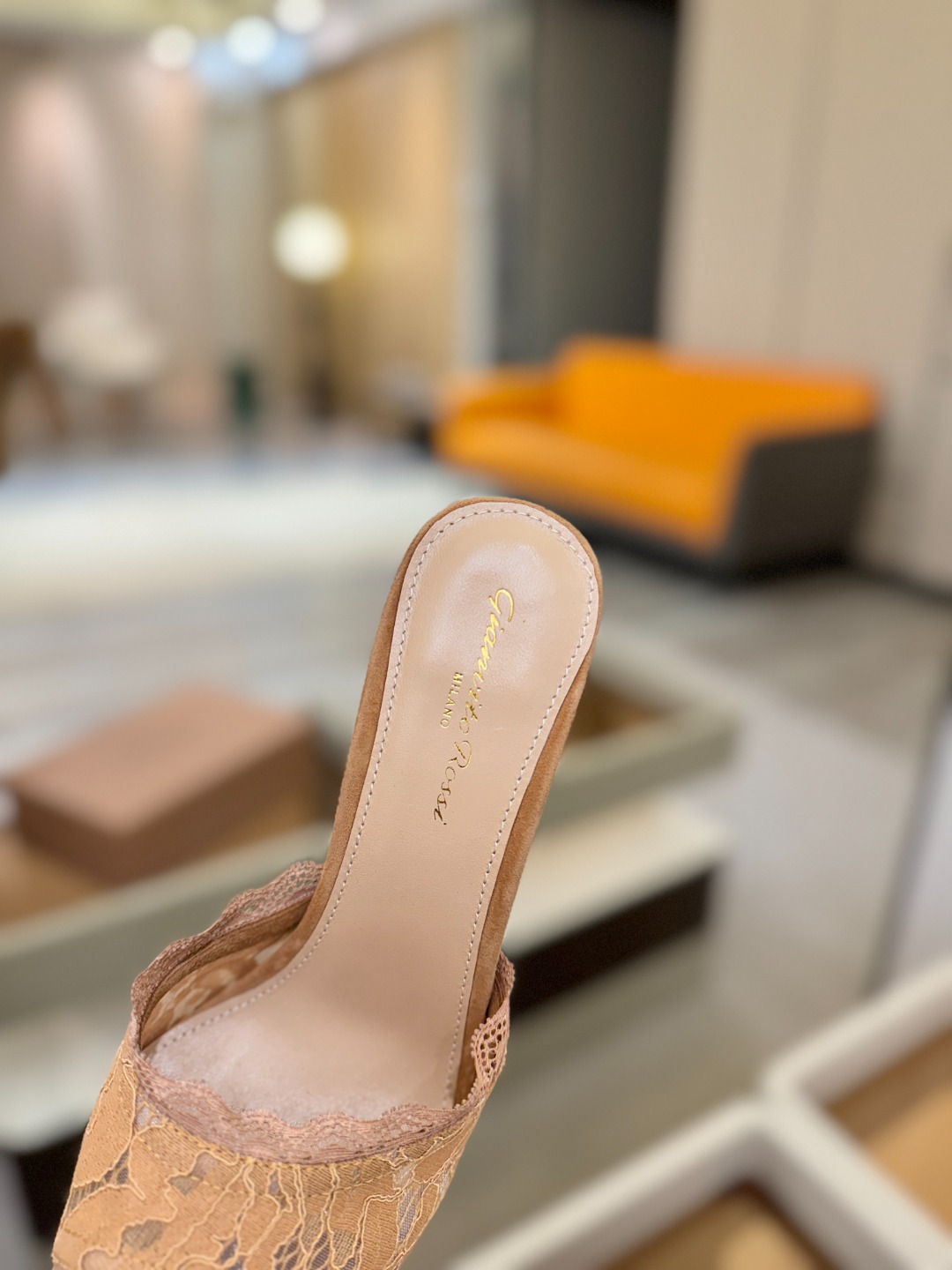 Gianvito rossi 经典款尖头电绣高跟鞋，它的出现就像夜空中最璀璨的星辰✨。经典的款式，永恒的