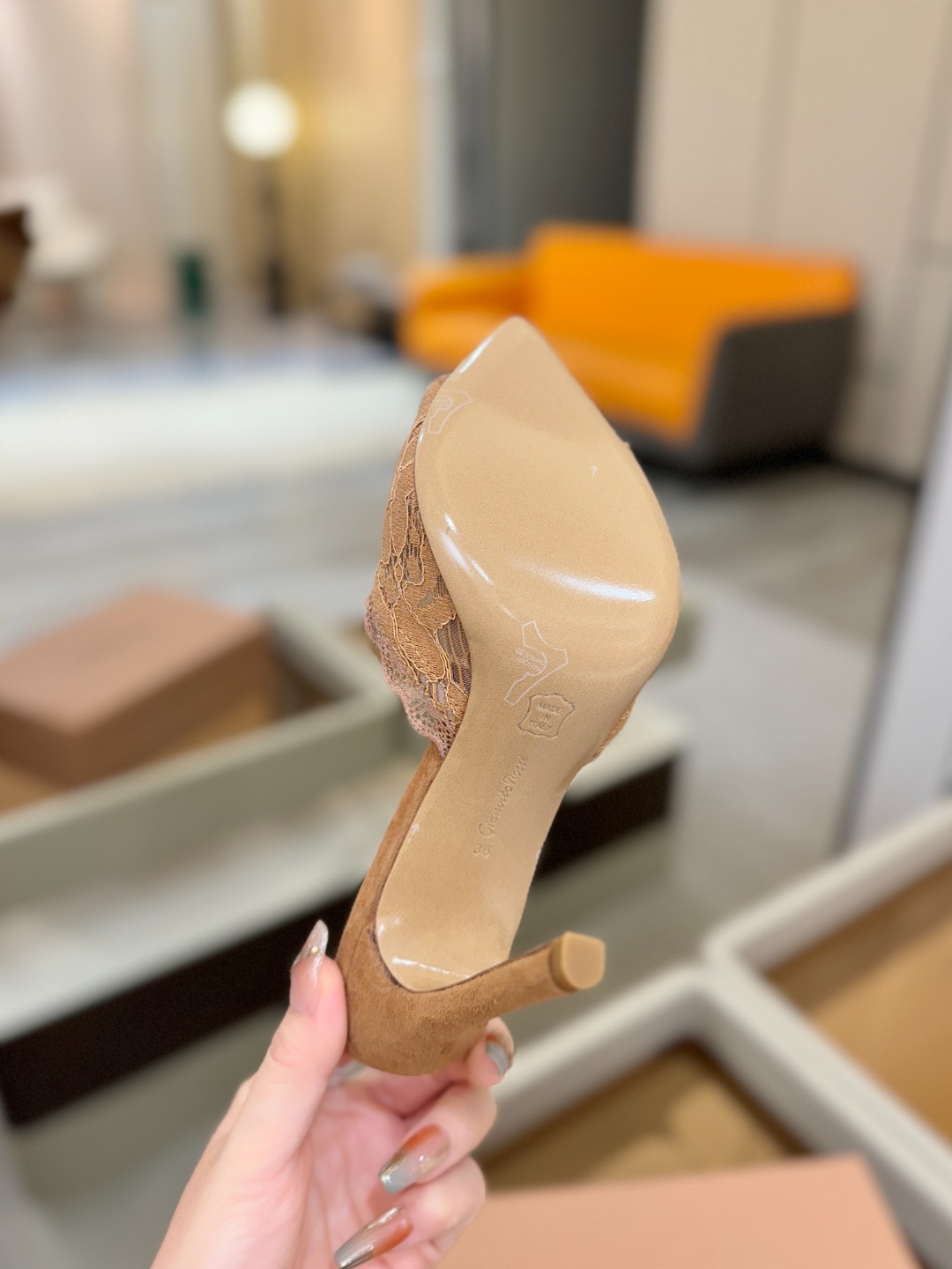 Gianvito rossi 经典款尖头电绣高跟鞋，它的出现就像夜空中最璀璨的星辰✨。经典的款式，永恒的