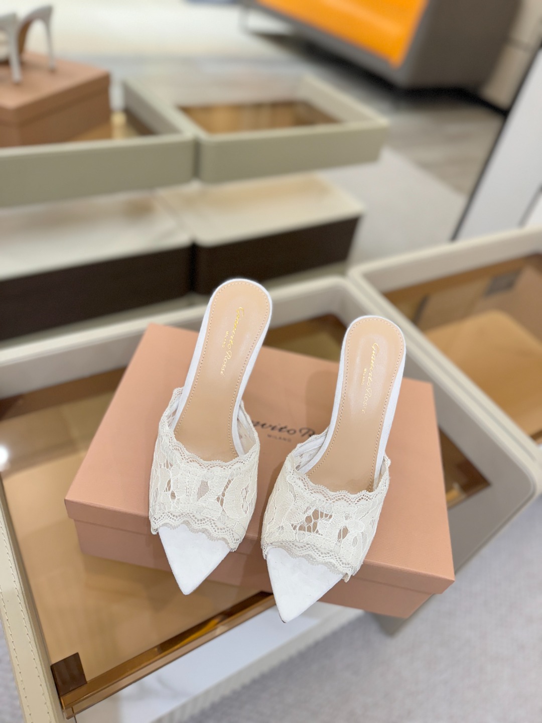 Gianvito rossi 经典款尖头电绣高跟鞋，它的出现就像夜空中最璀璨的星辰✨。经典的款式，永恒的