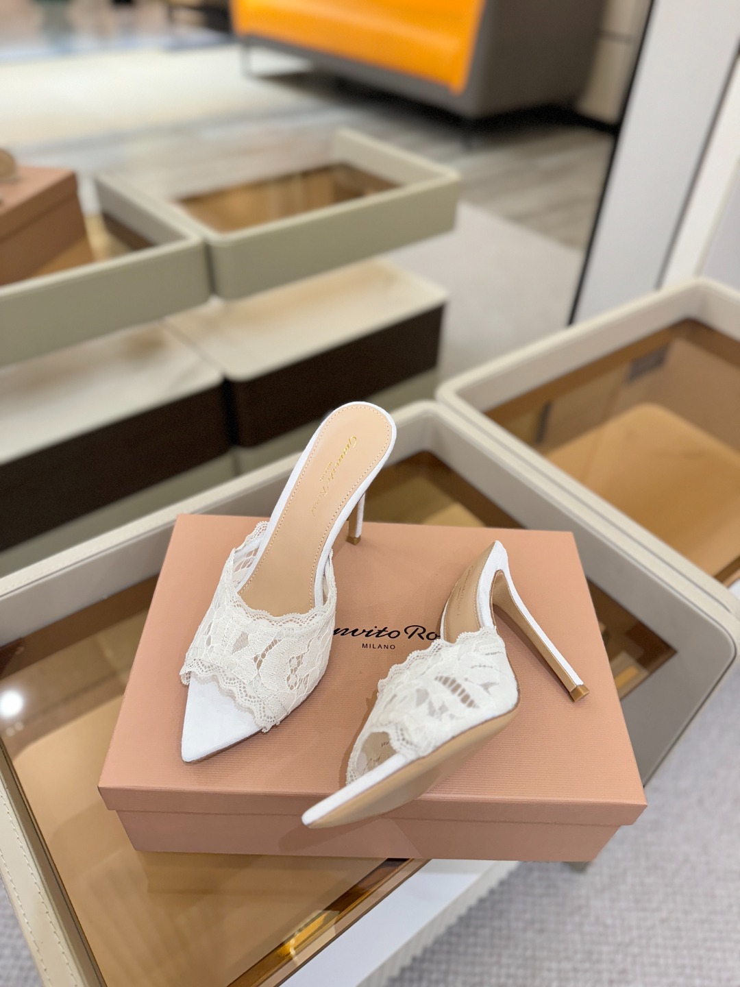 Gianvito rossi 经典款尖头电绣高跟鞋，它的出现就像夜空中最璀璨的星辰✨。经典的款式，永恒的