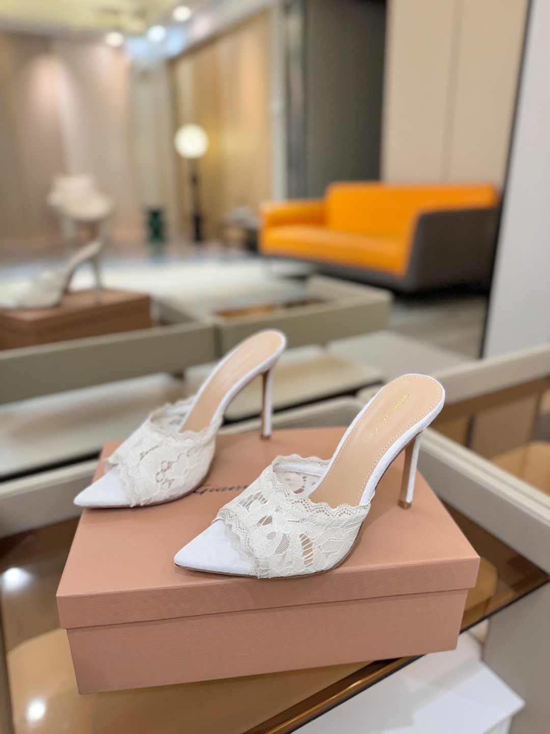 Gianvito rossi 经典款尖头电绣高跟鞋，它的出现就像夜空中最璀璨的星辰✨。经典的款式，永恒的