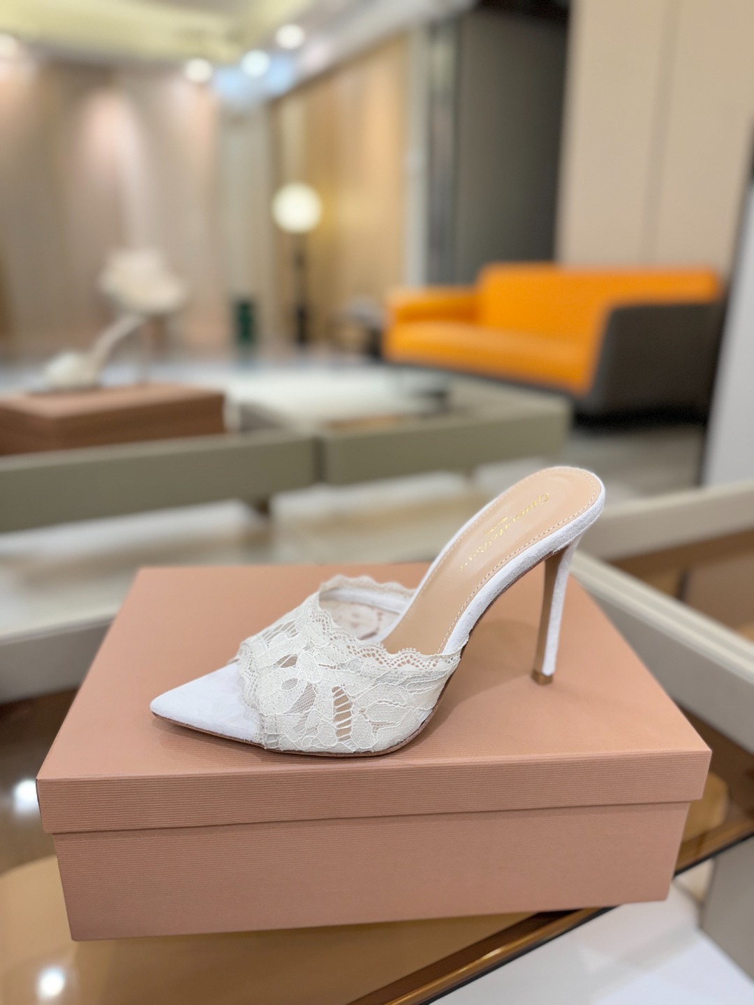 Gianvito rossi 经典款尖头电绣高跟鞋，它的出现就像夜空中最璀璨的星辰✨。经典的款式，永恒的