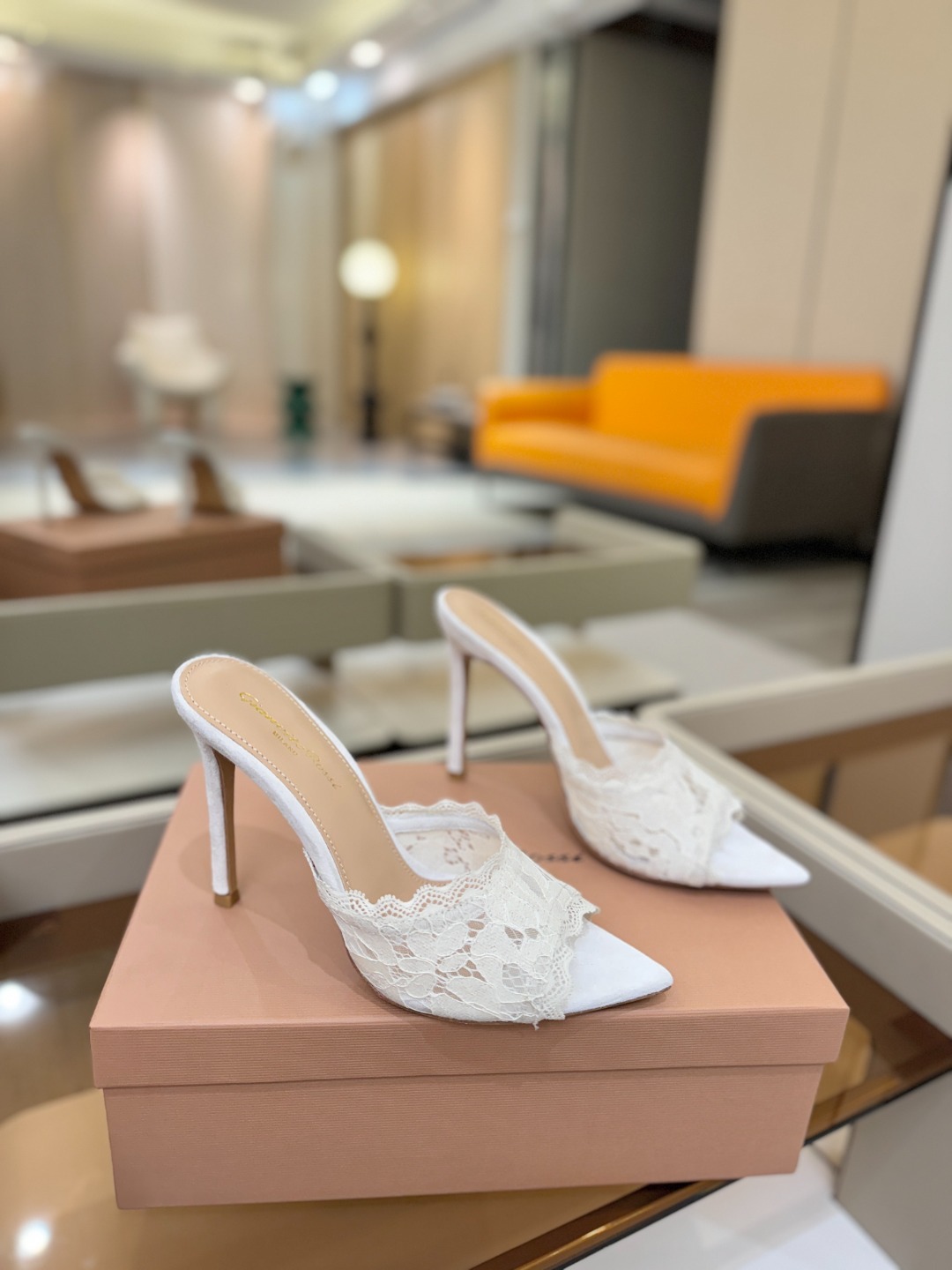 Gianvito rossi 经典款尖头电绣高跟鞋，它的出现就像夜空中最璀璨的星辰✨。经典的款式，永恒的