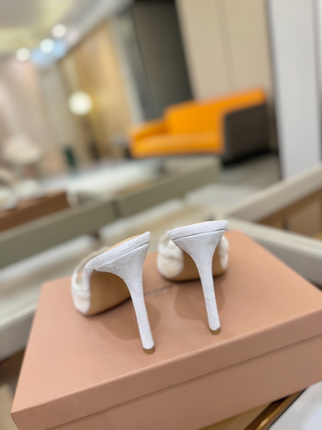 Gianvito rossi 经典款尖头电绣高跟鞋，它的出现就像夜空中最璀璨的星辰✨。经典的款式，永恒的