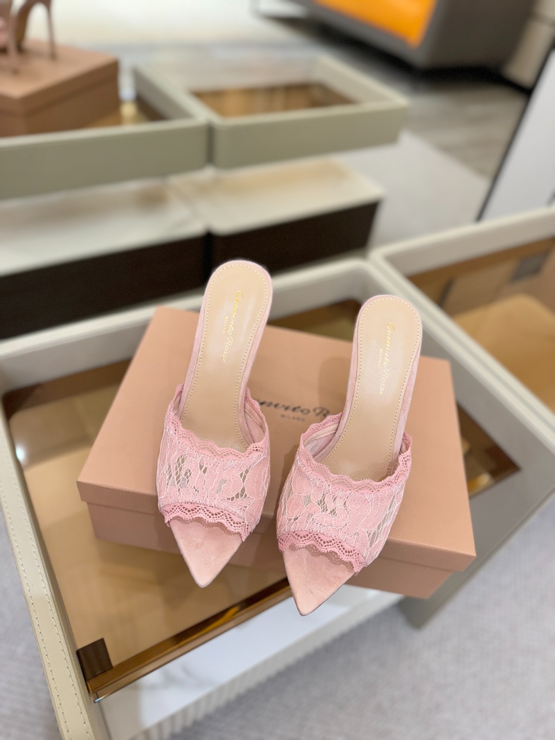 Gianvito rossi 经典款尖头电绣高跟鞋，它的出现就像夜空中最璀璨的星辰✨。经典的款式，永恒的