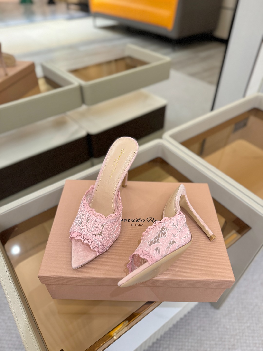 Gianvito rossi 经典款尖头电绣高跟鞋，它的出现就像夜空中最璀璨的星辰✨。经典的款式，永恒的