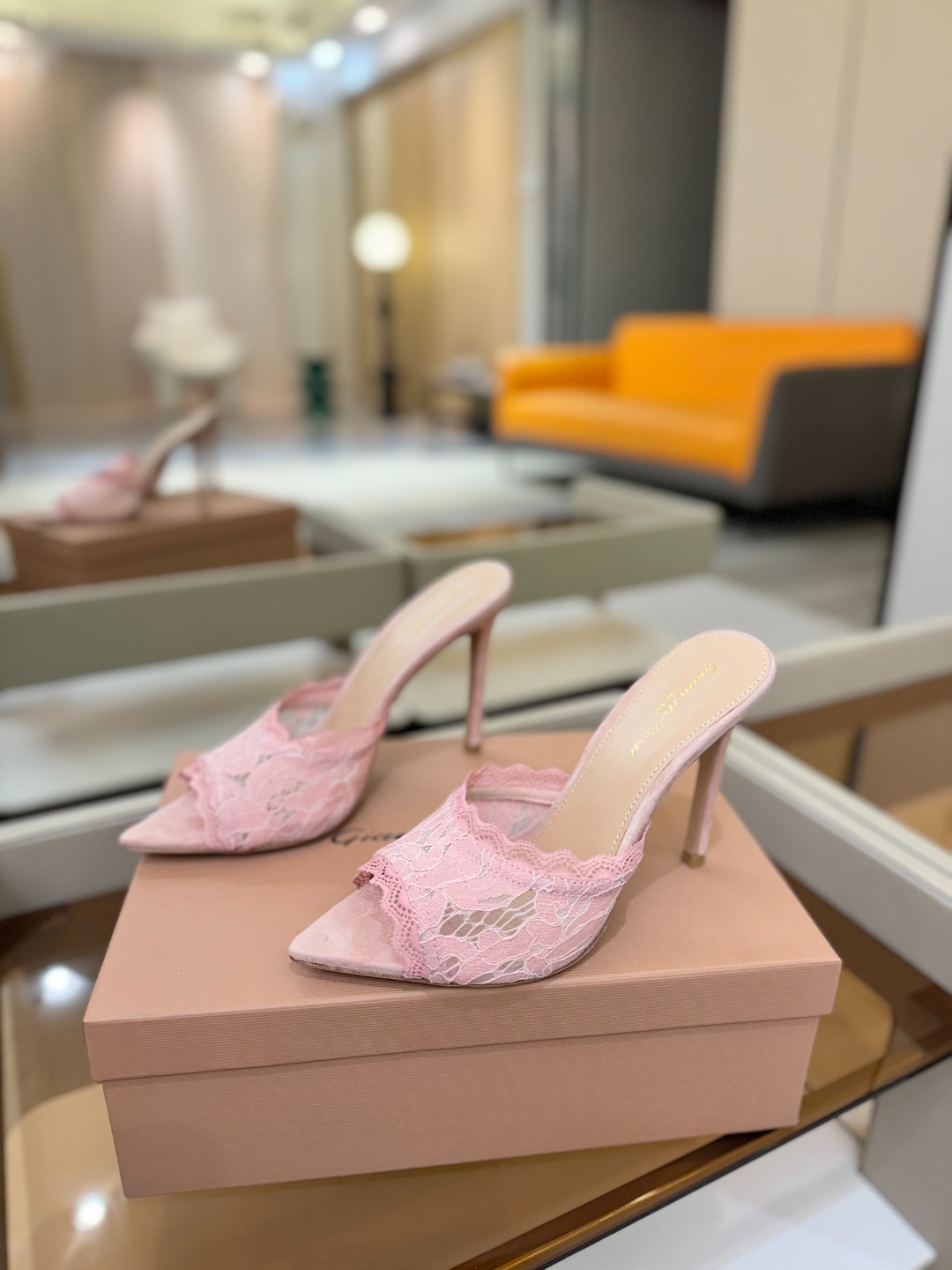 Gianvito rossi 经典款尖头电绣高跟鞋，它的出现就像夜空中最璀璨的星辰✨。经典的款式，永恒的