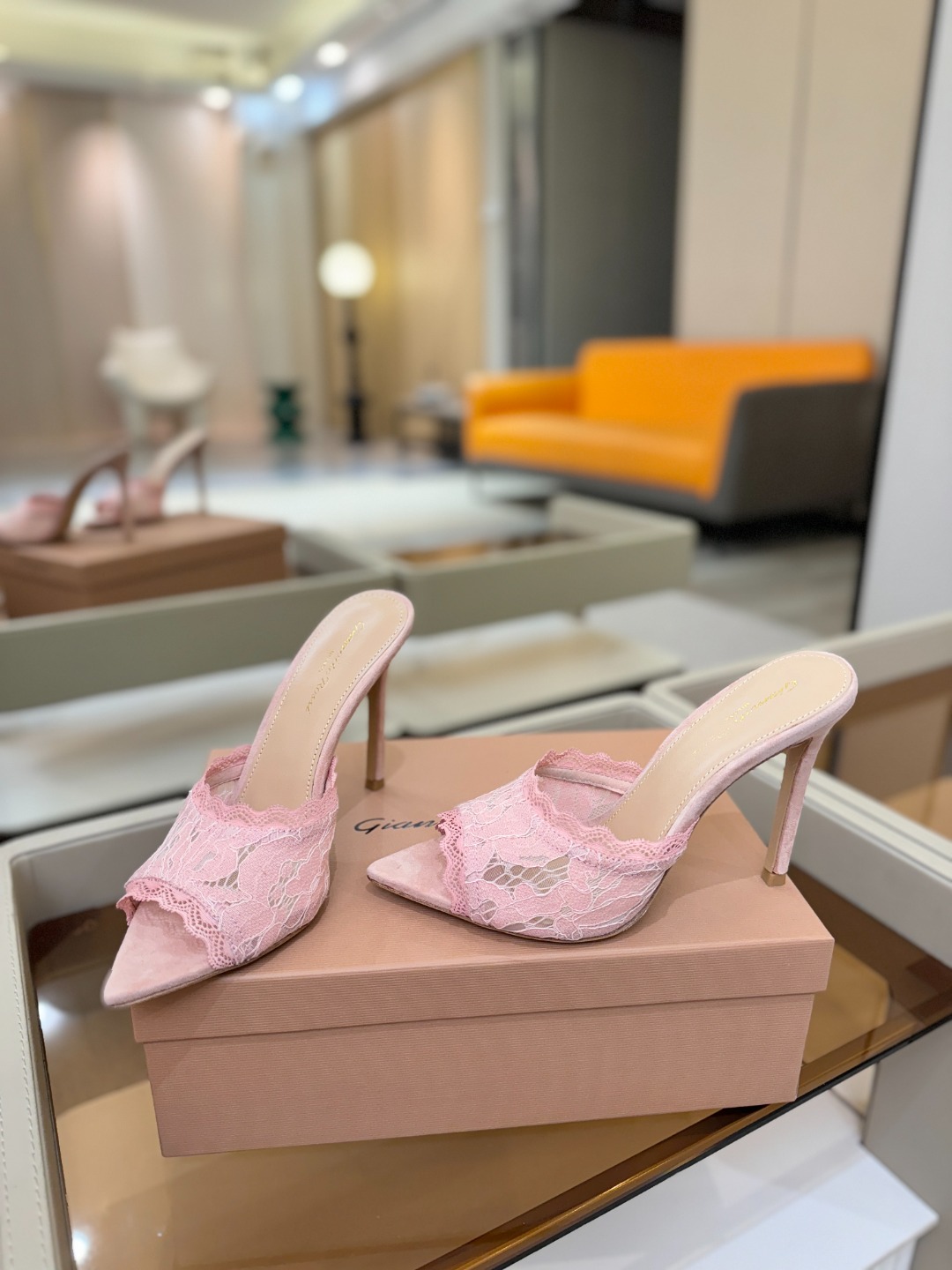 Gianvito rossi 经典款尖头电绣高跟鞋，它的出现就像夜空中最璀璨的星辰✨。经典的款式，永恒的