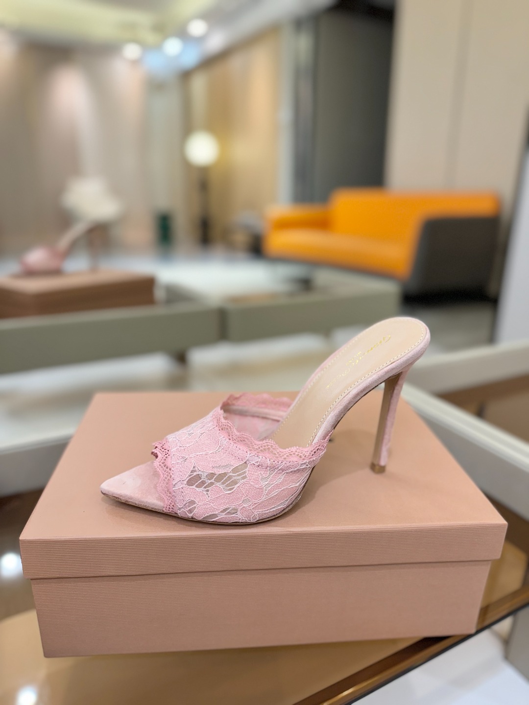 Gianvito rossi 经典款尖头电绣高跟鞋，它的出现就像夜空中最璀璨的星辰✨。经典的款式，永恒的