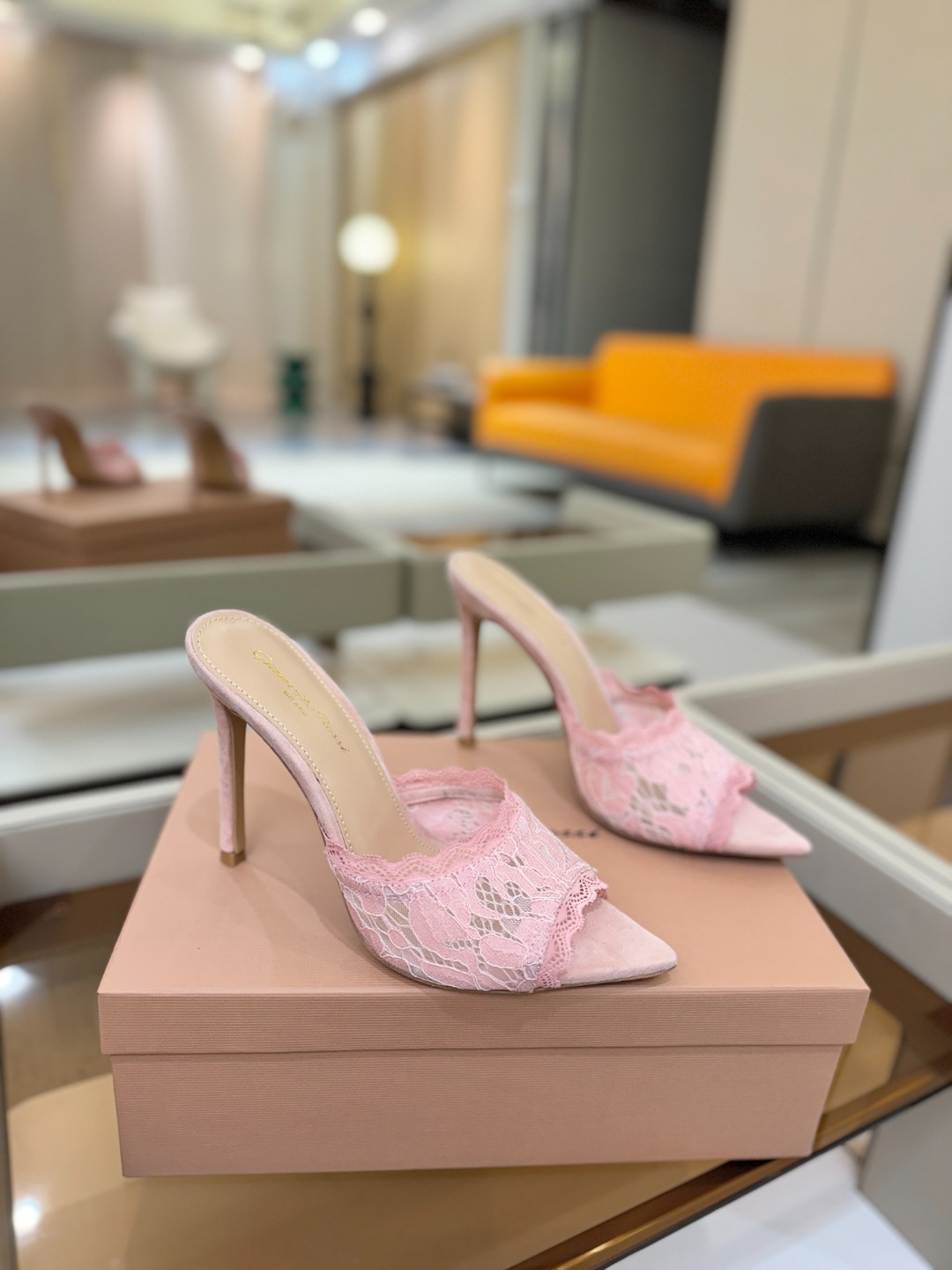 Gianvito rossi 经典款尖头电绣高跟鞋，它的出现就像夜空中最璀璨的星辰✨。经典的款式，永恒的