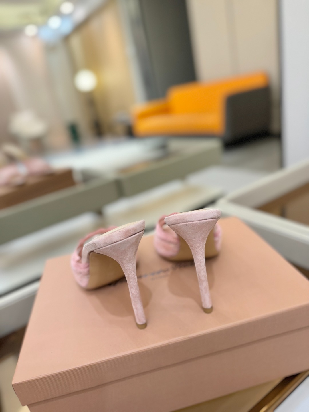 Gianvito rossi 经典款尖头电绣高跟鞋，它的出现就像夜空中最璀璨的星辰✨。经典的款式，永恒的