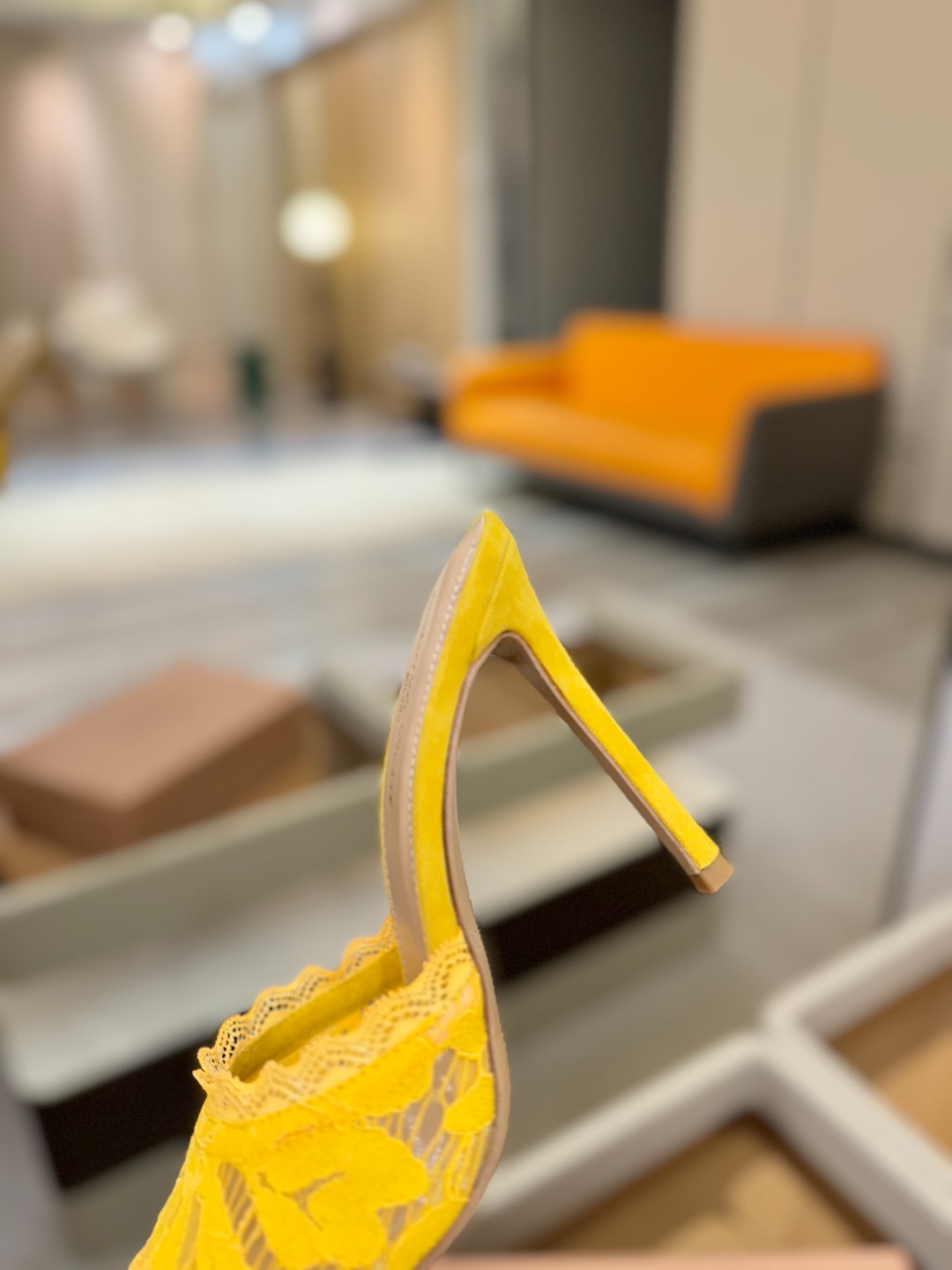 Gianvito rossi 经典款尖头电绣高跟鞋，它的出现就像夜空中最璀璨的星辰✨。经典的款式，永恒的