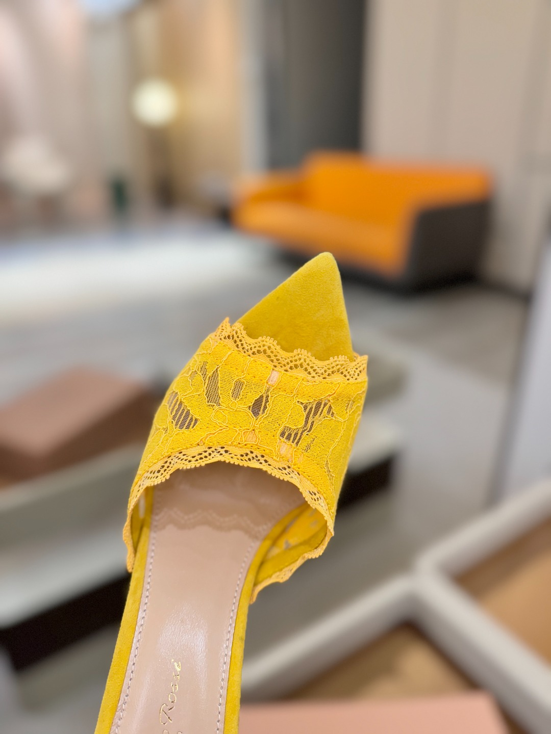 Gianvito rossi 经典款尖头电绣高跟鞋，它的出现就像夜空中最璀璨的星辰✨。经典的款式，永恒的