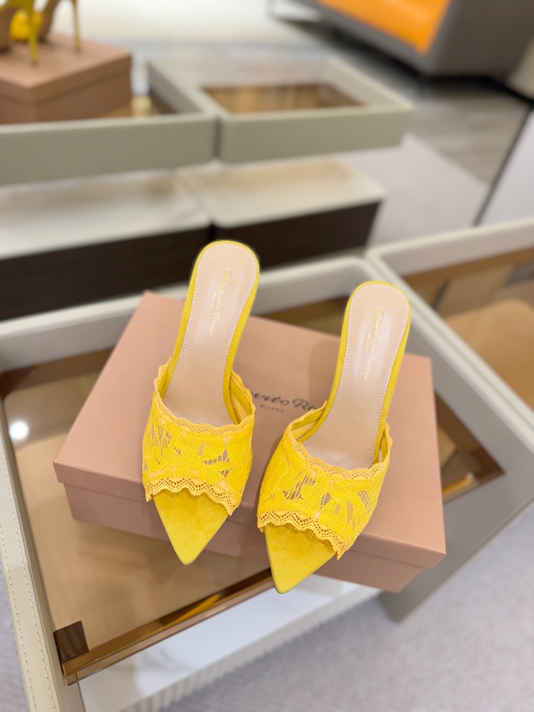 Gianvito rossi 经典款尖头电绣高跟鞋，它的出现就像夜空中最璀璨的星辰✨。经典的款式，永恒的