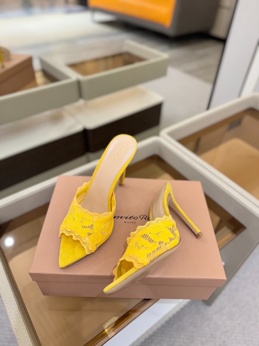 Gianvito rossi 经典款尖头电绣高跟鞋，它的出现就像夜空中最璀璨的星辰✨。经典的款式，永恒的