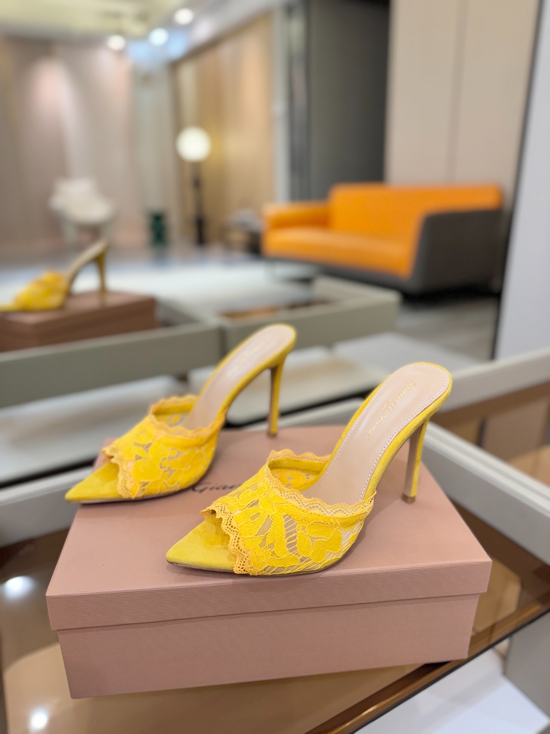 Gianvito rossi 经典款尖头电绣高跟鞋，它的出现就像夜空中最璀璨的星辰✨。经典的款式，永恒的