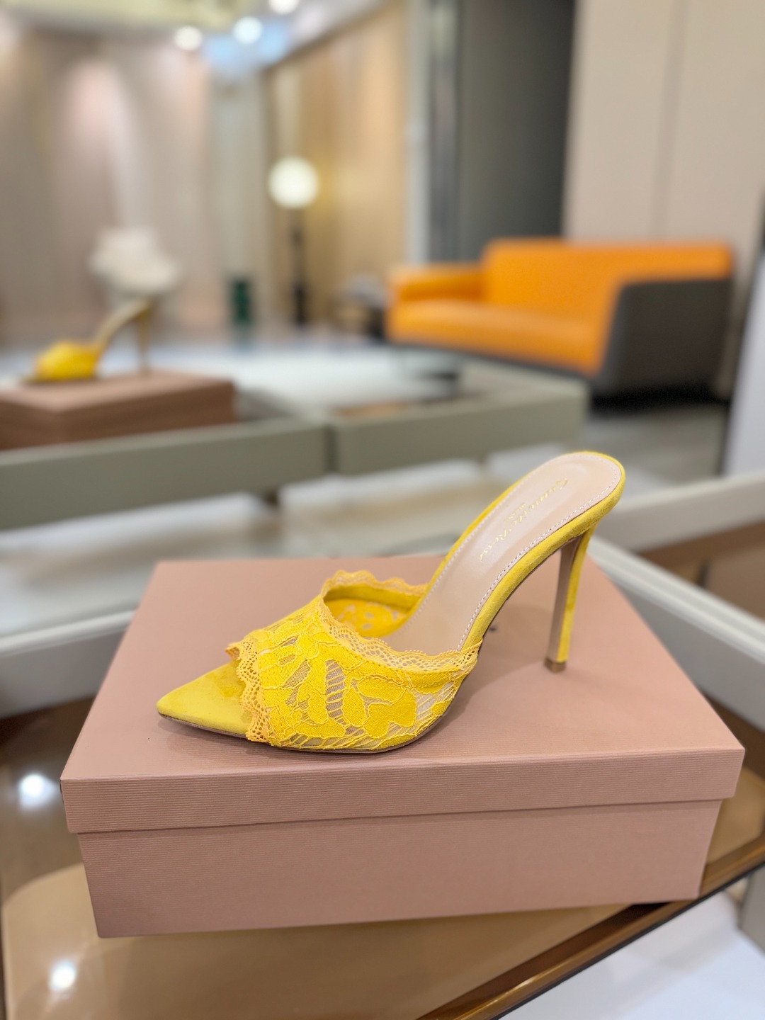 Gianvito rossi 经典款尖头电绣高跟鞋，它的出现就像夜空中最璀璨的星辰✨。经典的款式，永恒的