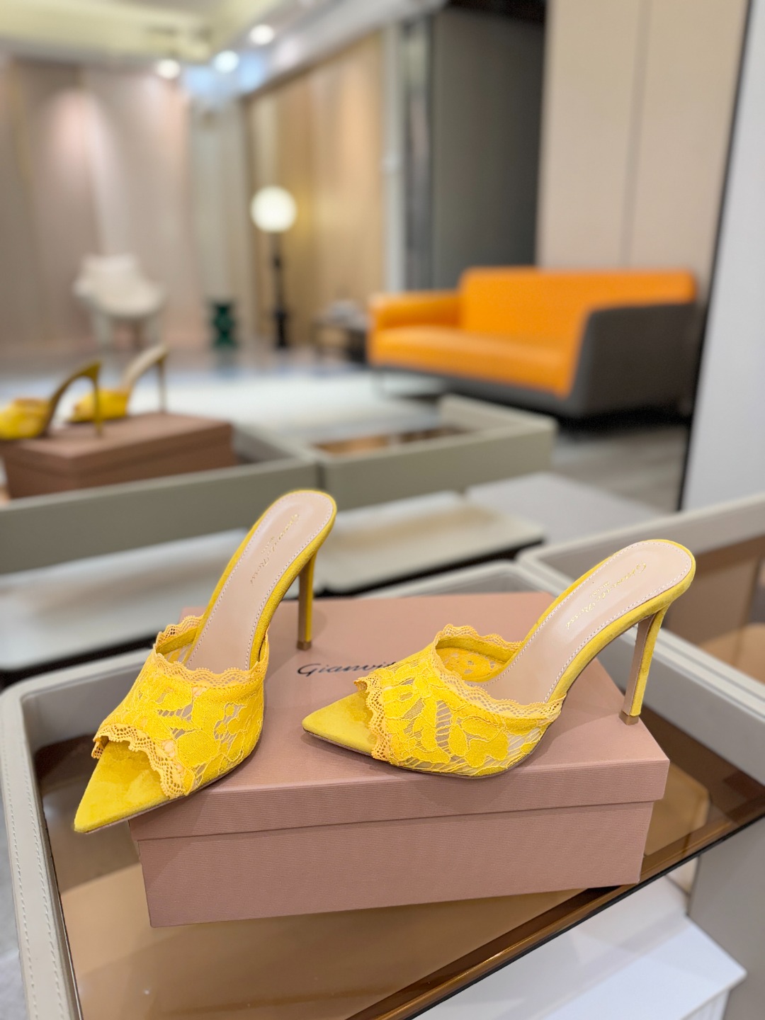 Gianvito rossi 经典款尖头电绣高跟鞋，它的出现就像夜空中最璀璨的星辰✨。经典的款式，永恒的