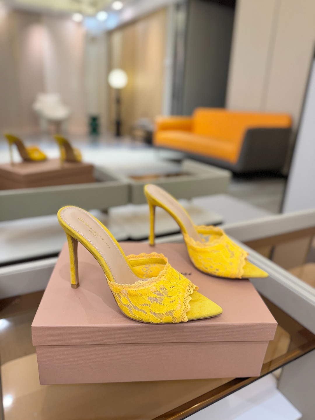 Gianvito rossi 经典款尖头电绣高跟鞋，它的出现就像夜空中最璀璨的星辰✨。经典的款式，永恒的