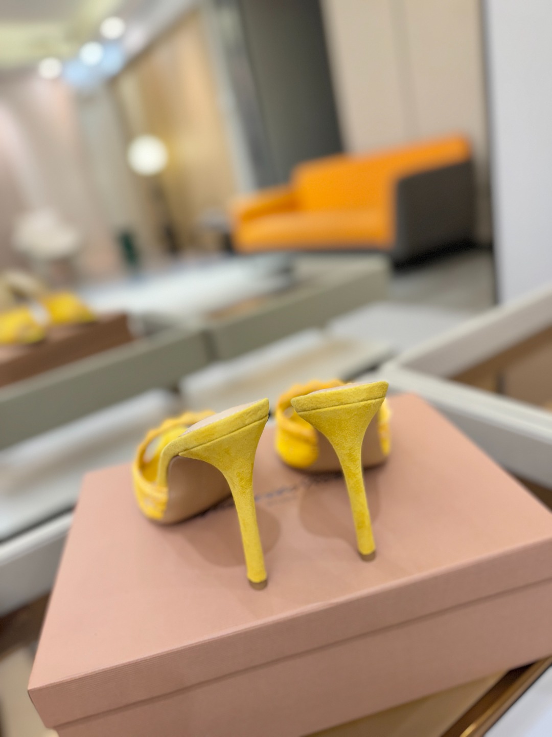 Gianvito rossi 经典款尖头电绣高跟鞋，它的出现就像夜空中最璀璨的星辰✨。经典的款式，永恒的