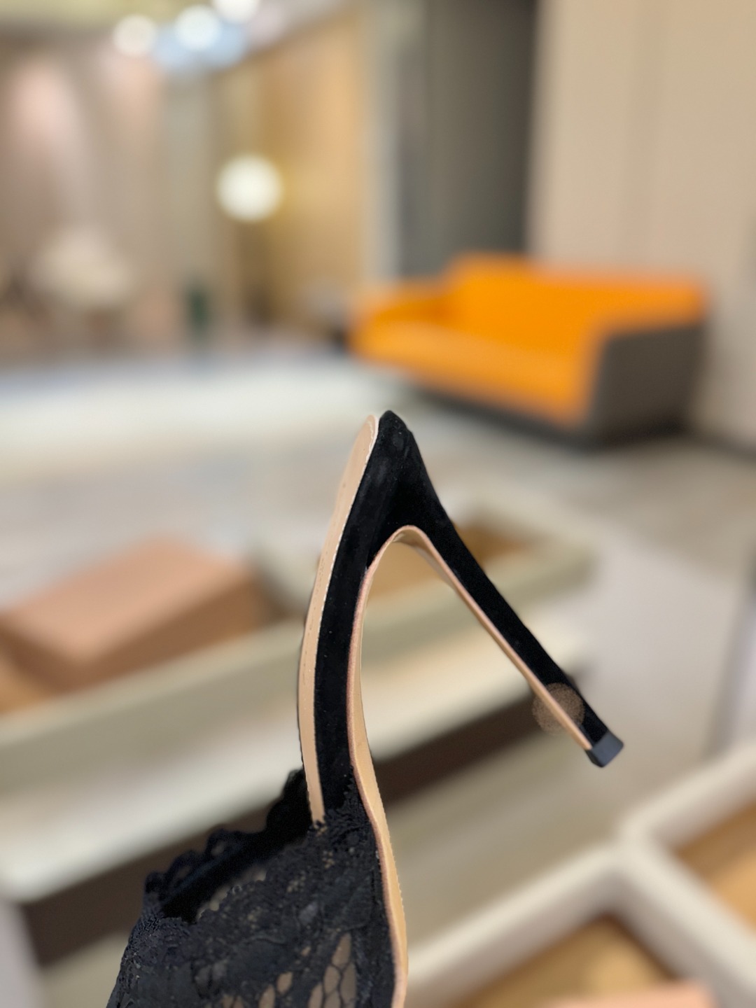 Gianvito rossi 经典款尖头电绣高跟鞋，它的出现就像夜空中最璀璨的星辰✨。经典的款式，永恒的