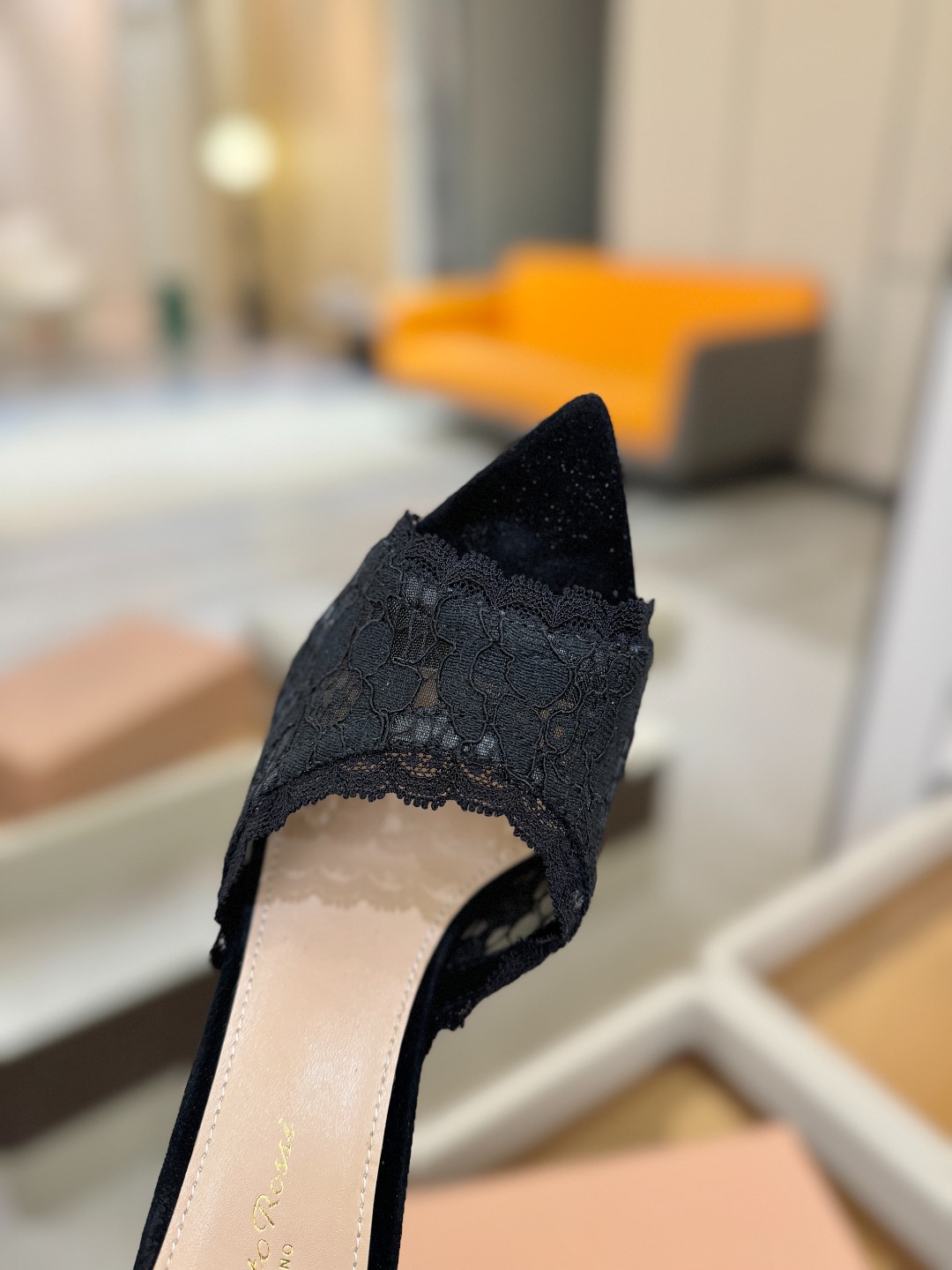 Gianvito rossi 经典款尖头电绣高跟鞋，它的出现就像夜空中最璀璨的星辰✨。经典的款式，永恒的