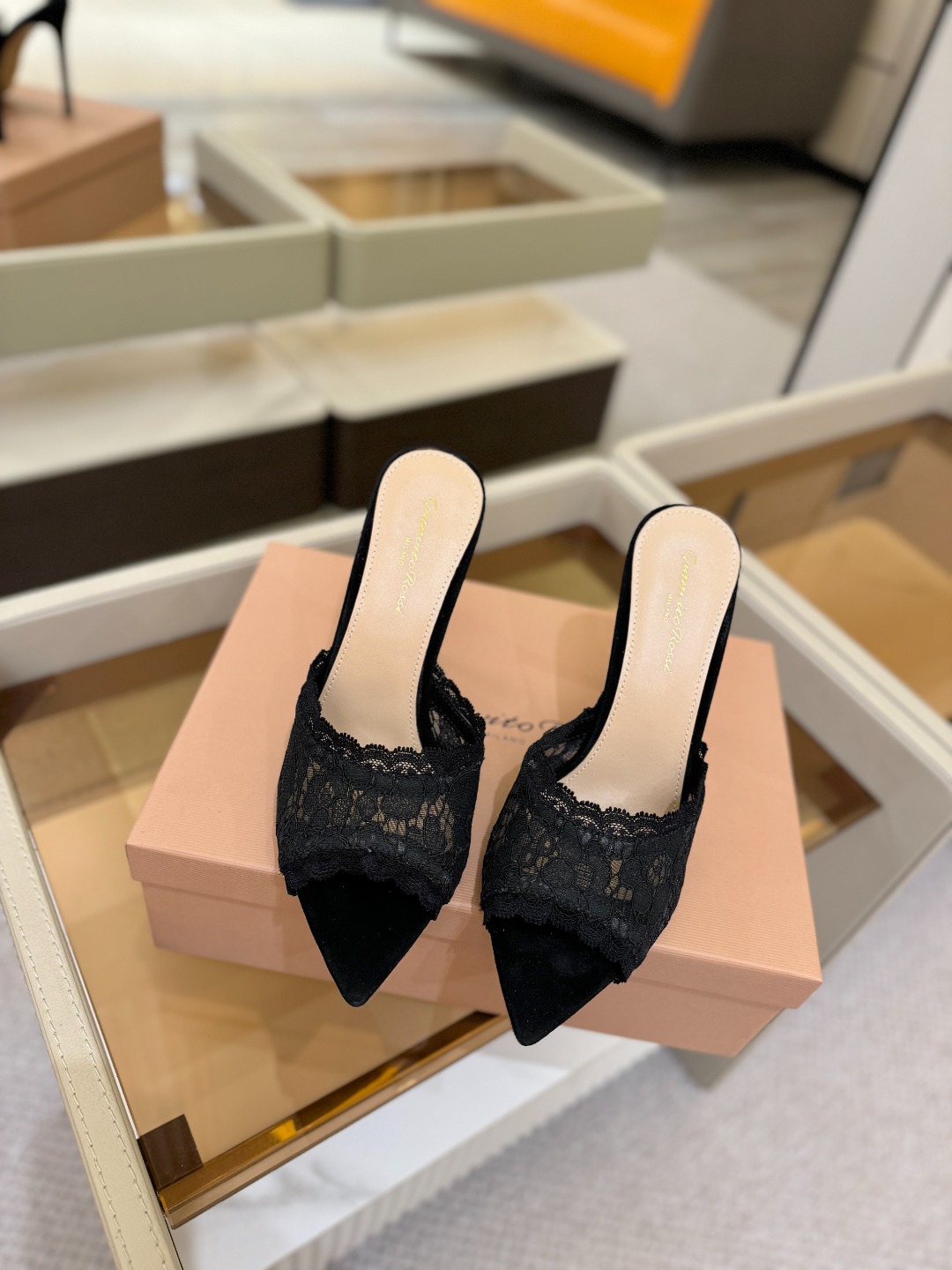 Gianvito rossi 经典款尖头电绣高跟鞋，它的出现就像夜空中最璀璨的星辰✨。经典的款式，永恒的