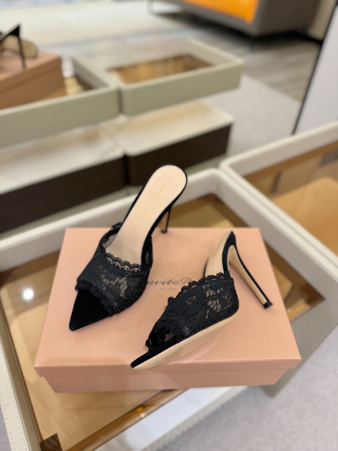 Gianvito rossi 经典款尖头电绣高跟鞋，它的出现就像夜空中最璀璨的星辰✨。经典的款式，永恒的